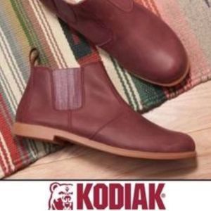 NWT Kodiak 🌺Canada Red leather low rider Chelsea ankle Boots booties